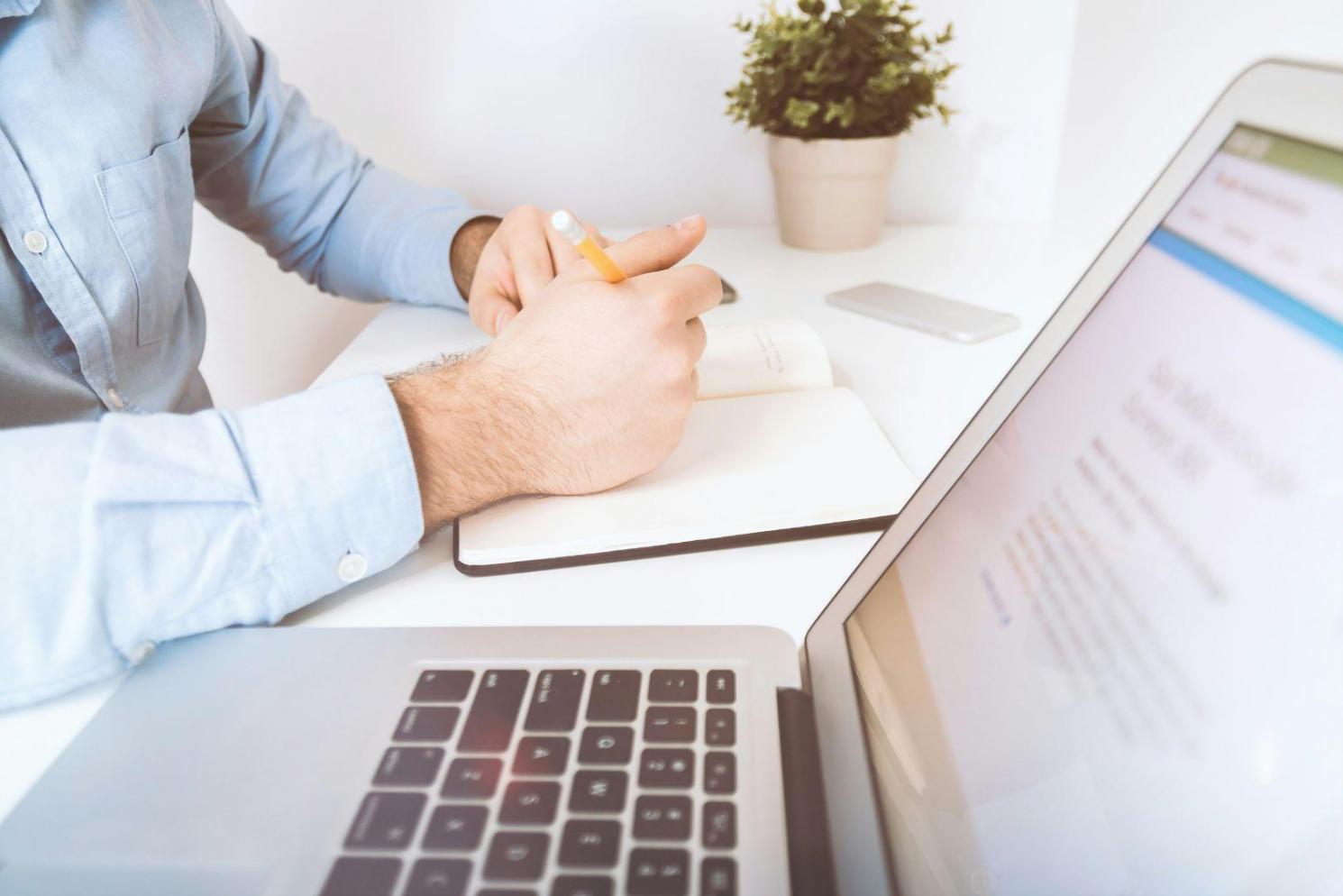 Équipe de consultants travaillant sur des stratégies budgétaires